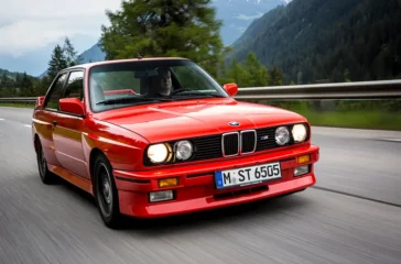 BMW holte den Supersportler direkt von der Rennpiste auf die Straße, von der Tourenwagen-Meisterschaft direkt in die Serie (5.000 Stück). 58.000 Mark kostete der M3 mit dem Kürzel E30 damals. Foto: BMW
