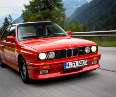 BMW holte den Supersportler direkt von der Rennpiste auf die Straße, von der Tourenwagen-Meisterschaft direkt in die Serie (5.000 Stück). 58.000 Mark kostete der M3 mit dem Kürzel E30 damals. Foto: BMW