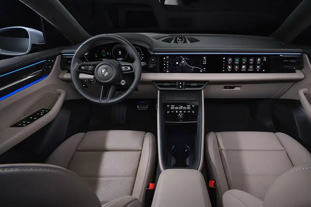 Das Armaturenbrett des neuen Macan, hier in der Version Turbo, bietet drei große Displays.