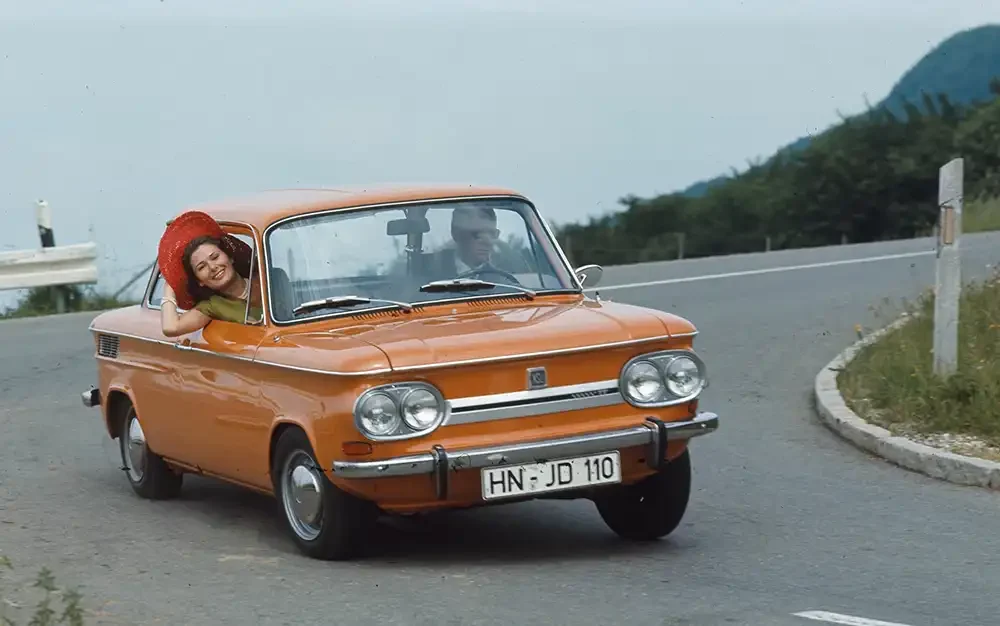 NSU TT in Fahrt mit markanten Doppelscheinwerfern. Quelle Audi AG