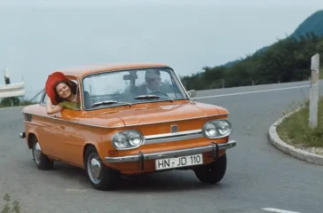 NSU TT in Fahrt mit markanten Doppelscheinwerfern. Quelle Audi AG