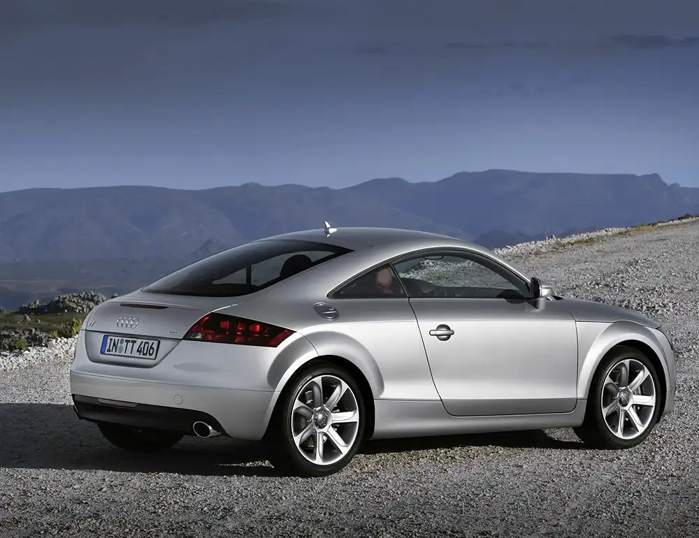 Die zweite TT-Generation (Typ 8J) wird 2006 als Coupé und ein Jahr später als Roadster vorgestellt.