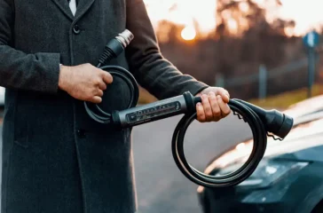 Das normale Ladekabel und das häufig ebenfalls vorhandene Notladekabel mit Schuko-Anschluss können Booster-Nutzer zuhause lassen. Foto: Juice Technology