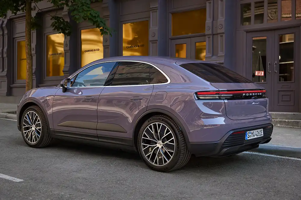Der neue Macan zeichnet sich durch ein nach hinten coupéhaft abfallendes Dach aus.