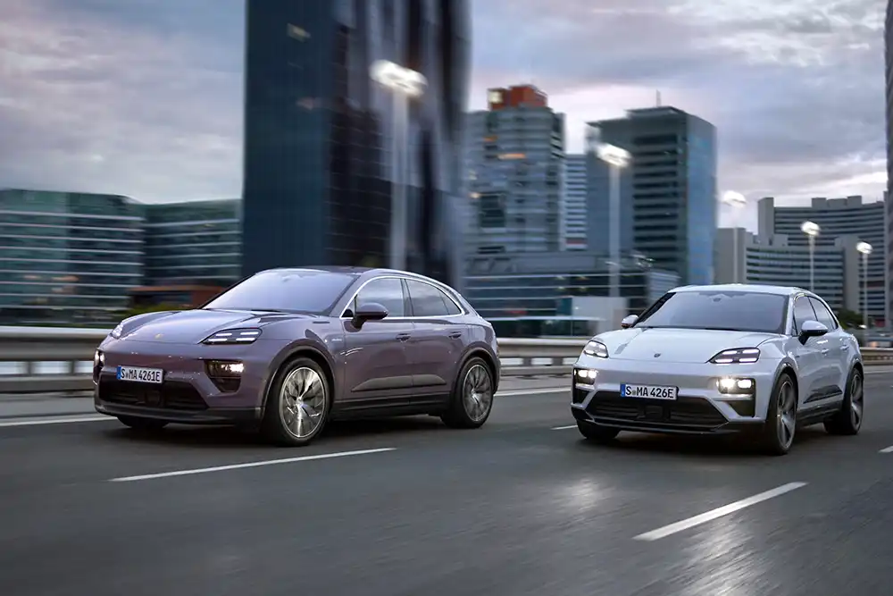 Alternativ zum Turbo wird Porsche den Macan zum Start auch in einer schwächeren Variante (links) anbieten, die schlicht Macan 4 heißt.