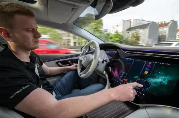 Hände vom Steuer, Blick von der Straße: Ist der Drive Pilot in der Mercedes S-Klasse aktiviert, darf sich der Autofahrer ablenken, zum Beispiel mit einem Tetris-Spiel. Foto: Mercedes