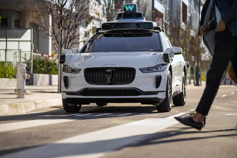 Google-Tochter Waymo darf in San Franzisco kommerzielle Robo-Taxi-Fahrten anbieten, unter bestimmten Umständen ist kein physischer Fahrer mit an Bord (aber eine Zentrale mit dem Auto verbunden).