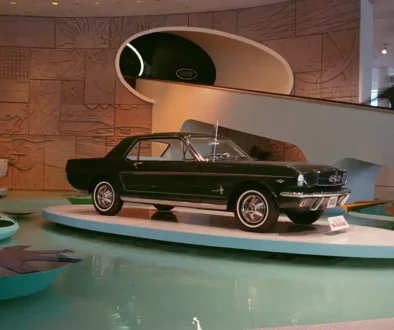 Auf der New Yorker Weltausstellung feiert der 4,61 Meter lange Ford Mustang am 17. April als Coupé und Convertible Publikumspremiere und Verkaufsstart. Foto: Ford