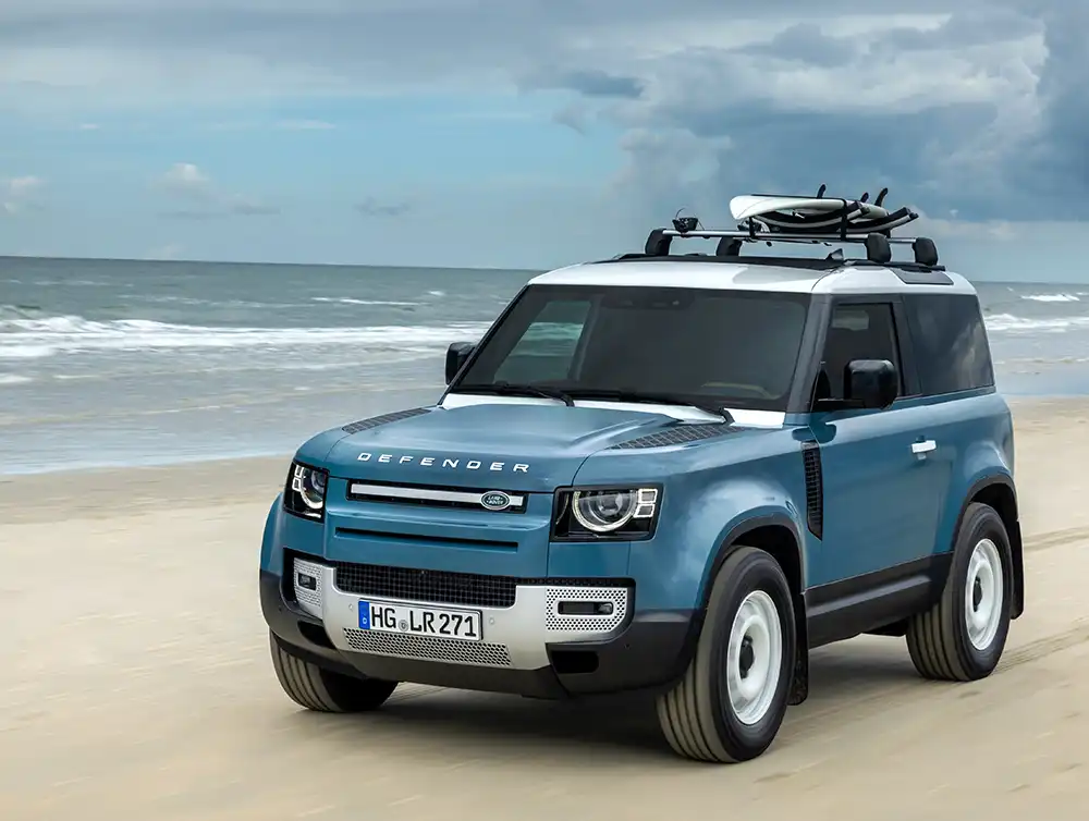 Land Rover bietet den Defender auch als Plug-in-Hybrid an, der rund 40 Kilometer weit rein elektrisch fahren kann.