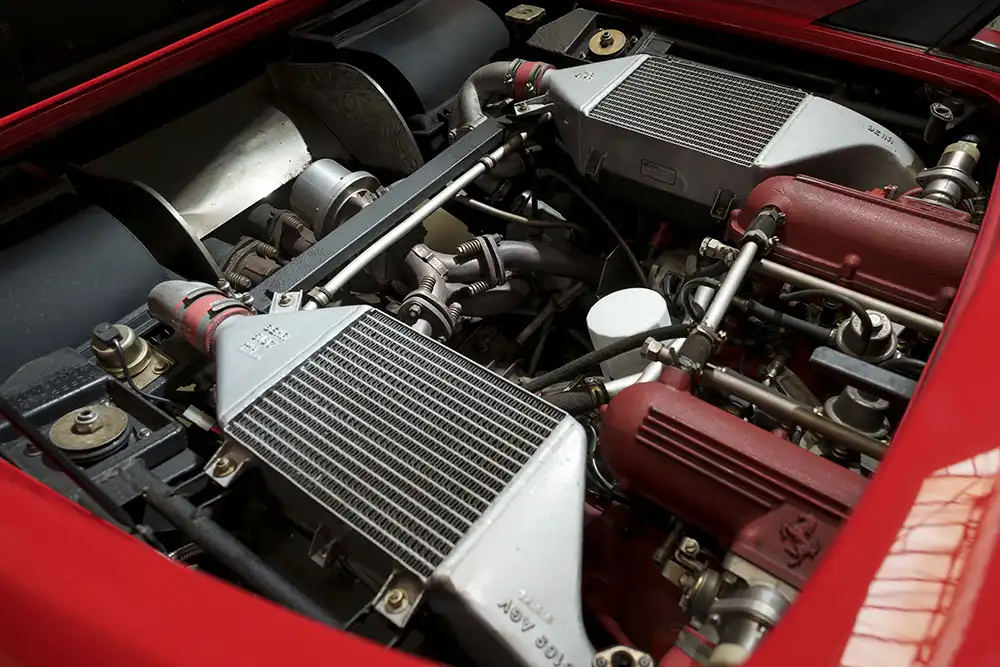 Hinter den beiden puristischen Ledersportsitzen werkelt ein V8-Turbo mit 2,8 Litern Hubraum und glatten 400 PS. 