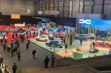 Die Ausstellungshallen beim Genfer Autosalon bieten eine im Vergleich zu früheren Jahren luftige Atmosphäre. Foto: Hanno Boblenz