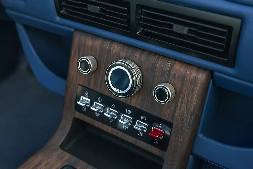 Das Cockpit des Range Rover Cabrio wurde komplett neugestaltet und modernisiert.