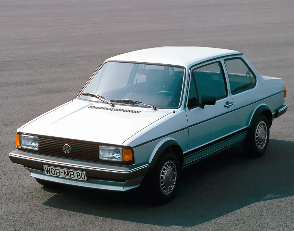  Im August 1979 wird der Volkswagen Jetta als Stufenheckversion des Golf vorgestellt. Bis zum ersten Modellwechsel im Jahr 1983 laufen rund 700.000 Jetta vom Band.