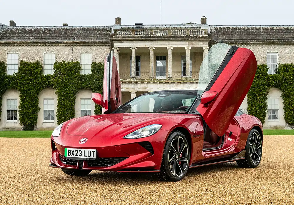 Der spektakuläre Flügeltürer, der im vergangenen Jahr seine Premiere in Goodwood feierte, schlägt eine Brücke zu den MG-Roadstern der 60er-Jahre.