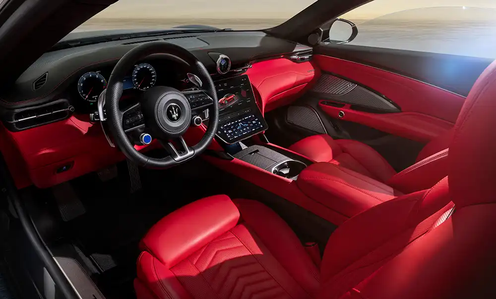 Das Cockpit des Maserati Grancabrio Trofeo. 