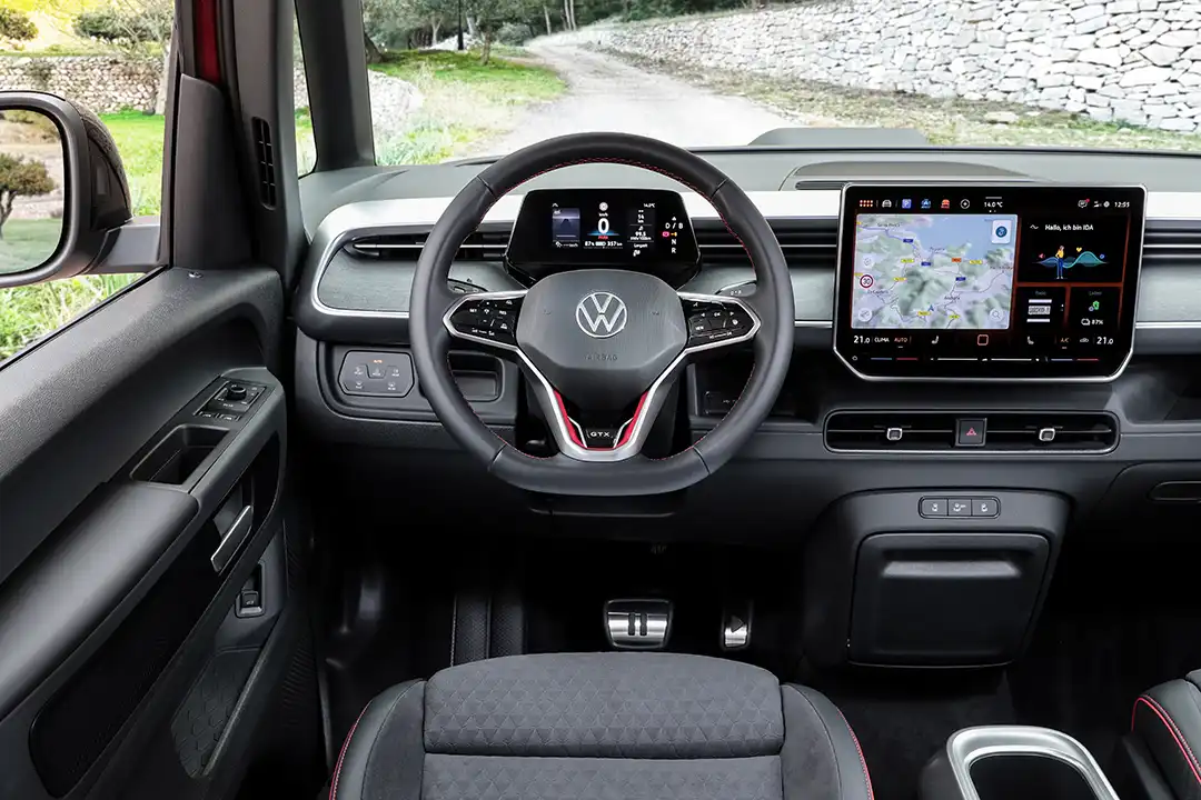 Arbeitsplatz: Das Infotainment-System des VW ID. Buzz GTX mit kleinem Zentral-Display und 12,9-Zoll-Touchscreen.