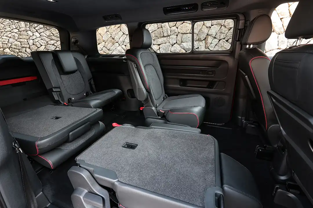 Im Fond des VW ID. Buzz GTX finden je nach Bestuhlung bis zu fünf Passagiere Platz.