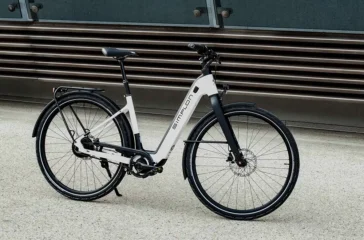 Das Silkcarbon TQ von Simplon bringt in der leichtestens Variante rund 17 Kilogramm auf die Waage. Fast 19 Kilogramm sind es bei der hier abgebildeten Version mit Enviolo-Nabe und Riemenantrieb. Foto: Simplon