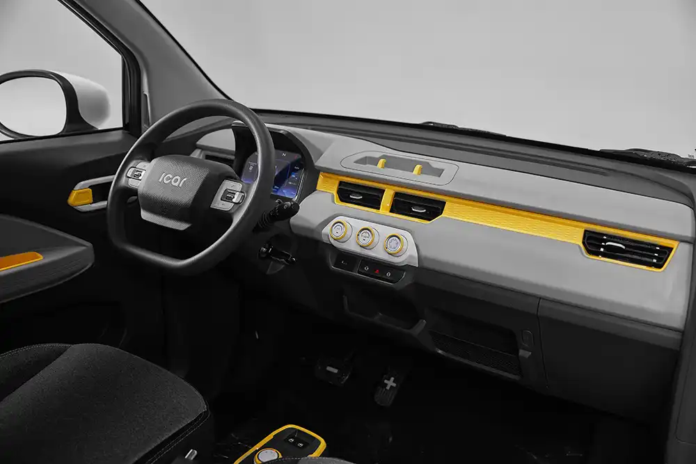 Für ein Fahrzeug der Leichtbauklasse bietet der Cenntro Avantier C eine erwachsene Ausstattung.