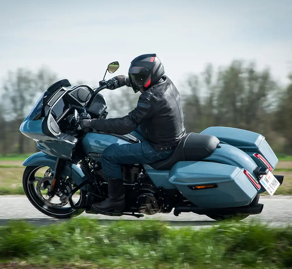 Noch nie waren Harleys Motorräder etwas für Mr. Everybody. Das gilt auch für die 2024er Road Glide, obwohl sie nunmehr in vielen Punkten technisch auf der Höhe der Zeit ist (u.a. Fahrassistenzsysteme, Motorsteuerung oder Fahrstabilität).
