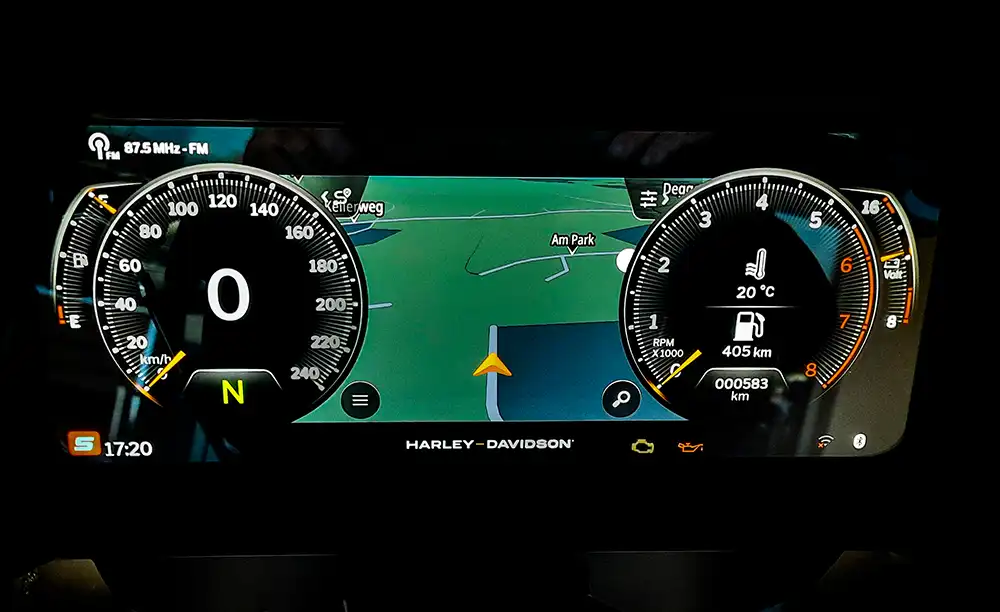 Eine echte Schau ist das Cockpit: Zwischen den beiden virtuellen, bestens ablesbaren Runduhren erscheint im Riesen-Display nach Knopfdruck ein Navigationssystem auf Kartenbasis.