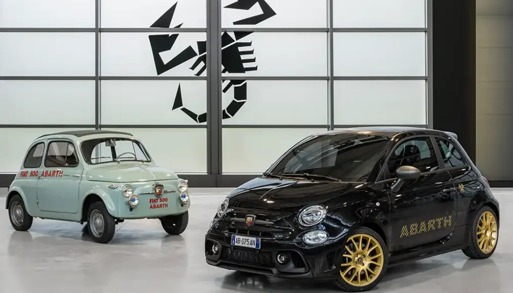 Damals wie heute gut für den sprichwörtlichen Ritt auf der Kanonenkugel - Fiat Abarth 595 (gebaut ab 1958) trifft neuen Abarth 695 als Sondermodell 75 Anniversario. Foto: Abarth_Stellantis