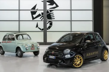 Damals wie heute gut für den sprichwörtlichen Ritt auf der Kanonenkugel - Fiat Abarth 595 (gebaut ab 1958) trifft neuen Abarth 695 als Sondermodell 75 Anniversario. Foto: Abarth_Stellantis