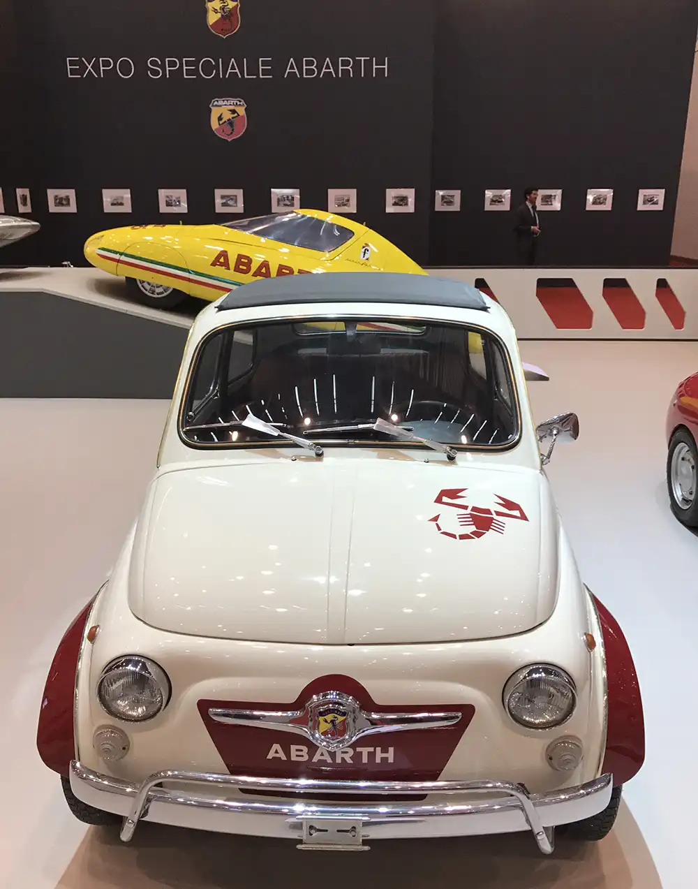 Zwei Ikonen - Abarth 595 Esseesse von 1970, dahinter der von Pininfarina karossierte Abarth 500 Record, das Weltrekordauto von 1958.