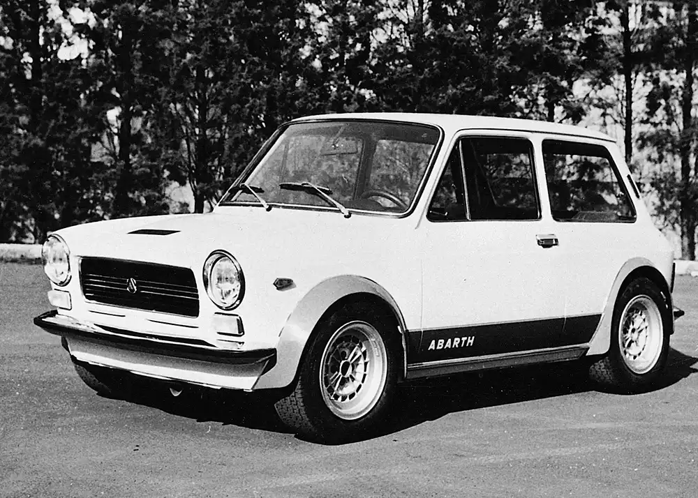 Im Jahr 1971 verkaufte Abarth seine Firma an Fiat, gleichzeitig startete der Autobianchi A112 Abarth, den sogar die italienische Polizia Municipale nutzte. 