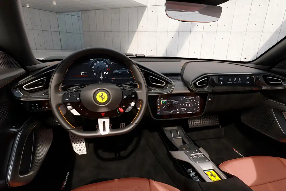 Das Cockpit des Ferrari 12Cilindri ist sehr sportlich und sehr digital eingerichtet.