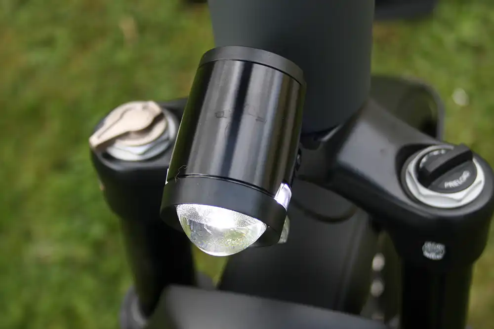 Der kleine LED-Scheinwerfer, ein Herrmans H-black PRO, zeichnet sich durch ein stabiles Metallgehäuse aus.