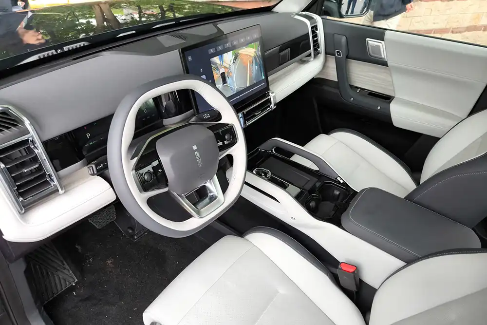 Der Jaecoo J6 verzichtet weitgehend auf echte Schalt und Knöpfe.