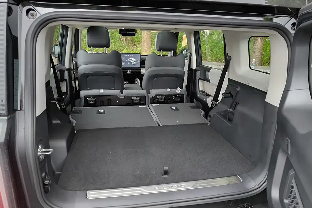 Werden die Sitzflächen nach vorne gewickelt und die Lehnen der Rückbank nach vorne geklappt, entsteht ein ebener Kofferraumboden.