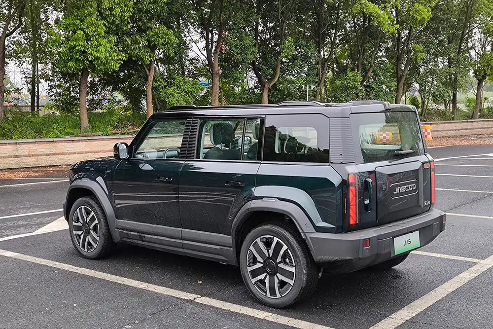 Die Kunststoffbeplankung untenrum verleiht dem J6 einen robusten Charakter.