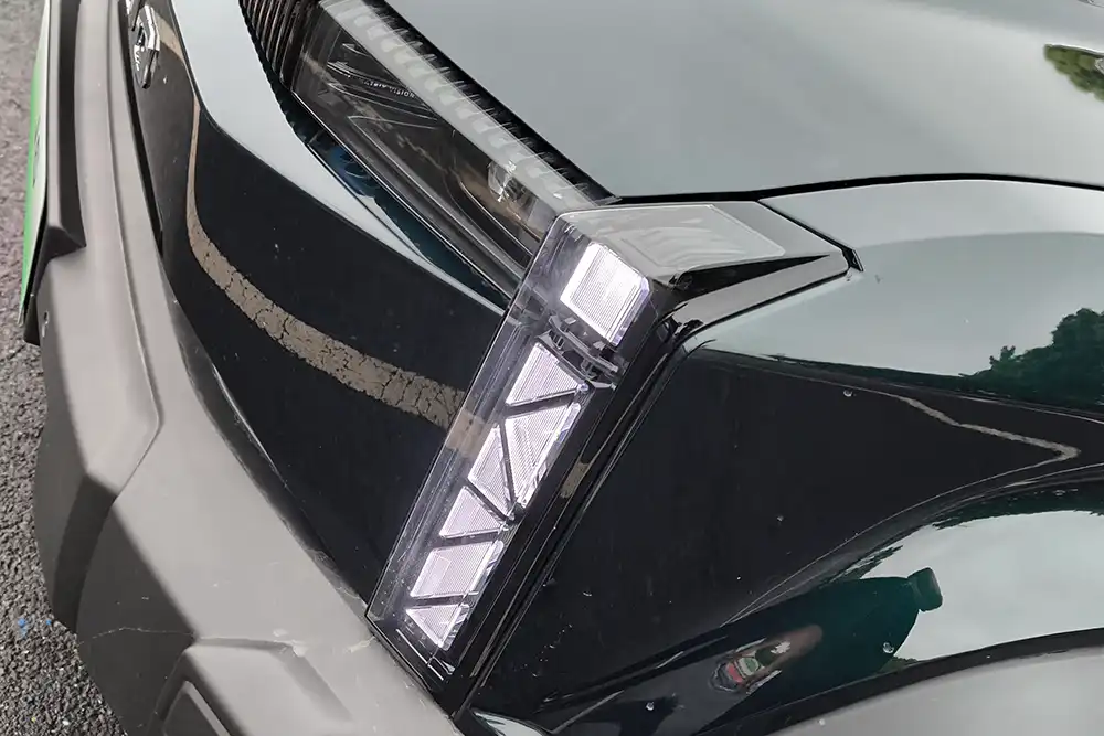 Vertikale Tagfahrleuchten symbolisieren den Buchstaben "i", der ein Verweis auf die Marke iCar ist.