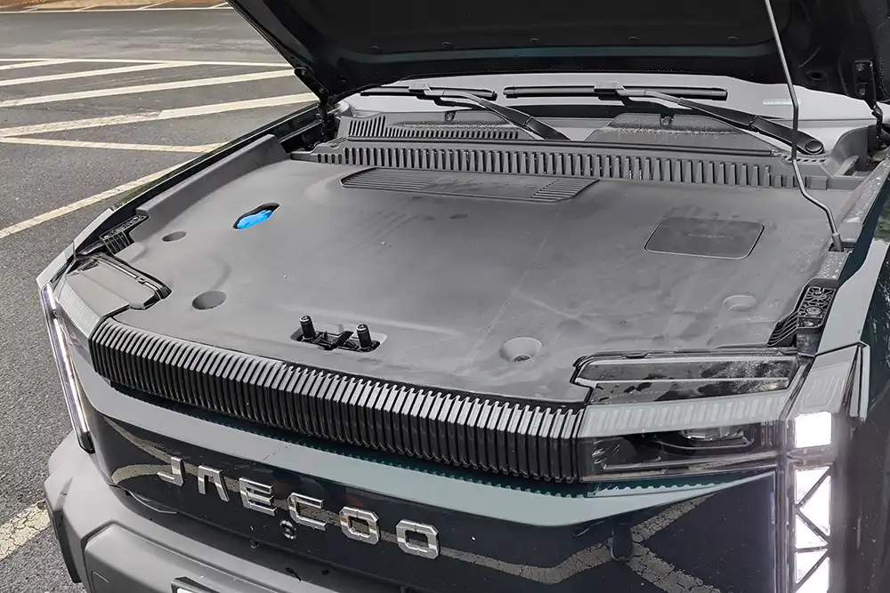 Platz für einen Frunk ist unter der Fronthaube des J6 leider nicht.