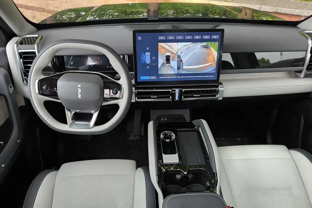 Ein weiteres leuchtendes "i" findet sich mittig unter dem großen Touchscreen.