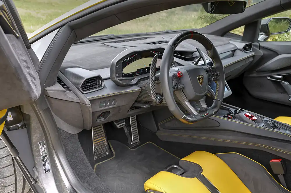 Die Kabine des 500.000 Euro teuren und über 1.000 PS starken Lamborghini Revuelto sieht aus sich das Cockpit eines Düsenflugzeugs.