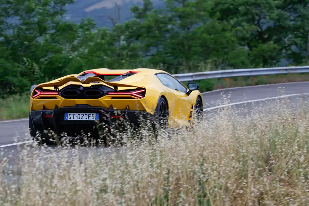 Der Lamborghini Revuelto ist 2,03 Meter breit, braucht fast die ganze Spur 
