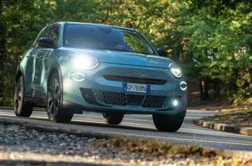 Fiat wird im Sommer 125 Jahre alt. Zu diesem Anlass legen die Italiener vom 600 Hybrid das Sondermodell „125 Jahre Edition“ auf. Foto: Fiat_Stellantis