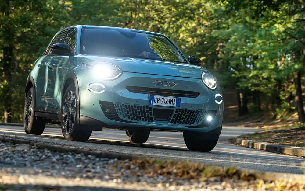 Fiat wird im Sommer 125 Jahre alt. Zu diesem Anlass legen die Italiener vom 600 Hybrid das Sondermodell „125 Jahre Edition“ auf. Foto: Fiat_Stellantis