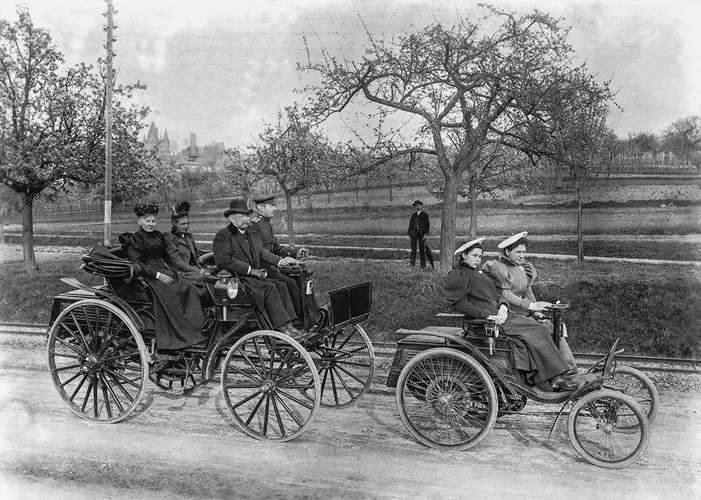 Benz Velo (rechts) und Benz Phaeton (links) bei einer Überlandtour 1895 - am Lenkrad des Velo ist Clara Benz, Tochter von Carl Benz. Foto: Mercedes-Benz Classic Archive