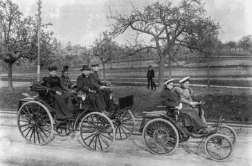 Benz Velo (rechts) und Benz Phaeton (links) bei einer Überlandtour 1895 - am Lenkrad des Velo ist Clara Benz, Tochter von Carl Benz. Foto: Mercedes-Benz Classic Archive