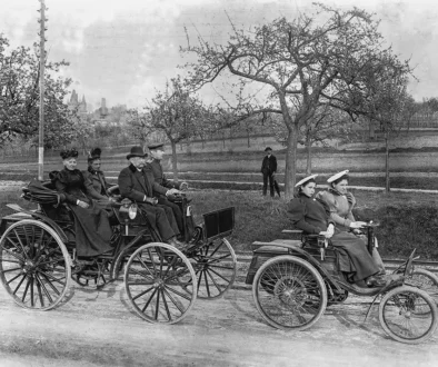 Benz Velo (rechts) und Benz Phaeton (links) bei einer Überlandtour 1895 - am Lenkrad des Velo ist Clara Benz, Tochter von Carl Benz. Foto: Mercedes-Benz Classic Archive