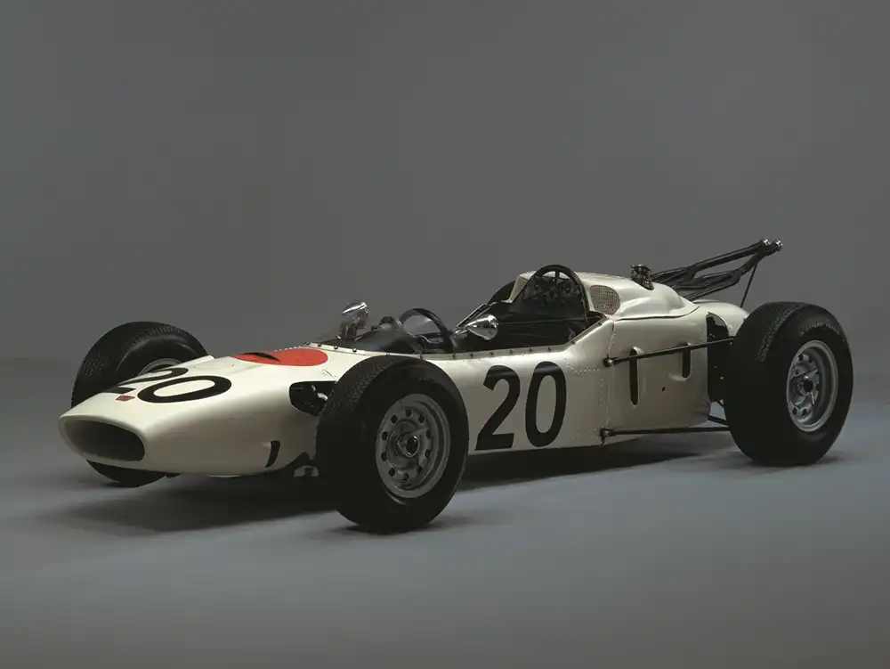 Mit dem Monoposto RA 271 stieg Motorradkönig Soichiro Honda 1964 beim GP von Deutschland in die Formel 1 ein – und bewarb Straßensportwagen wie den S800 als Sohn eines GP-Siegers.