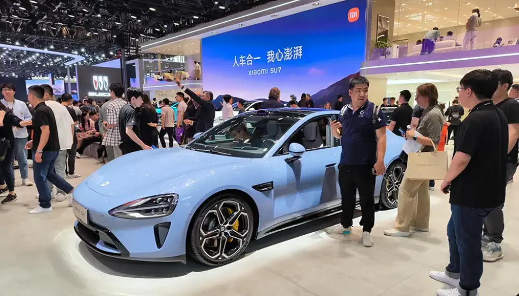 E-Autos chinesischer Marken sind bei chinesischen Autokunden mittlerweile sehr gefragt. Hier der neue Xiaomi SU7 auf der Auto China im April 2024. Foto: SP-X/Mario Hommen