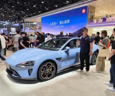 E-Autos chinesischer Marken sind bei chinesischen Autokunden mittlerweile sehr gefragt. Hier der neue Xiaomi SU7 auf der Auto China im April 2024. Foto: SP-X/Mario Hommen