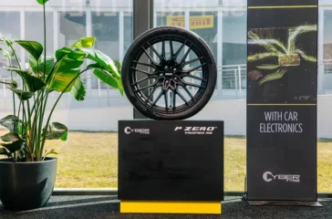 Im Laufflächenprofils des Cyber-Tire genannten Pneus platzierte Sensoren sind über Bluetooth mit der Elektronik des Fahrzeugs verbunden. Foto: Pirelli