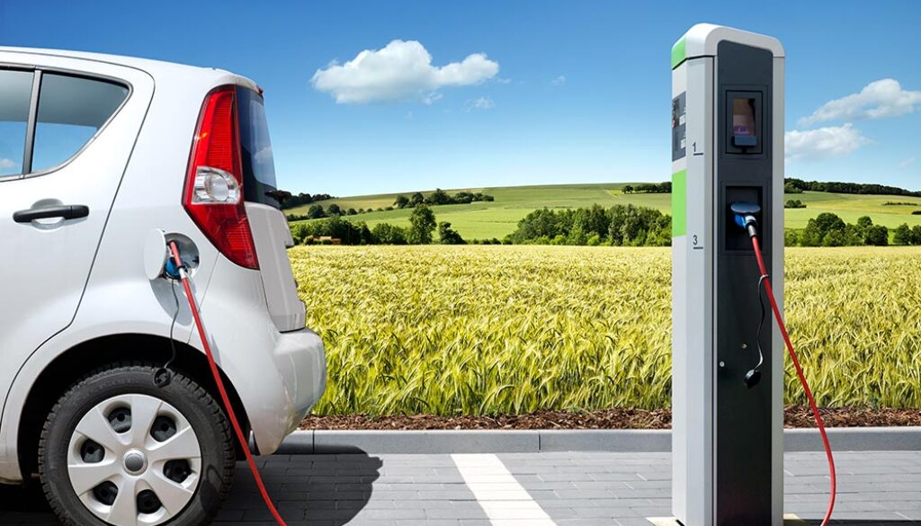 Elektroauto E-Car an Ladestation vor Landschaft