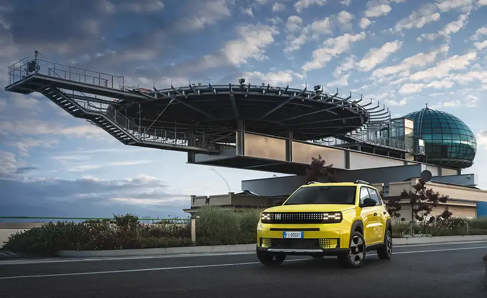 Der Fiat Grande Panda ist als erstes Fahrzeug einer neuen Modellfamilie sowohl mit Elektroantrieb als auch mit Hybrid-Technologie erhältlich. Foto: Fiat_Stellantis